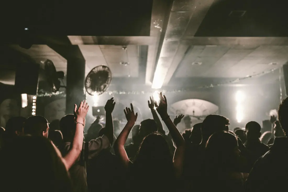 Persone che ballano in discoteca